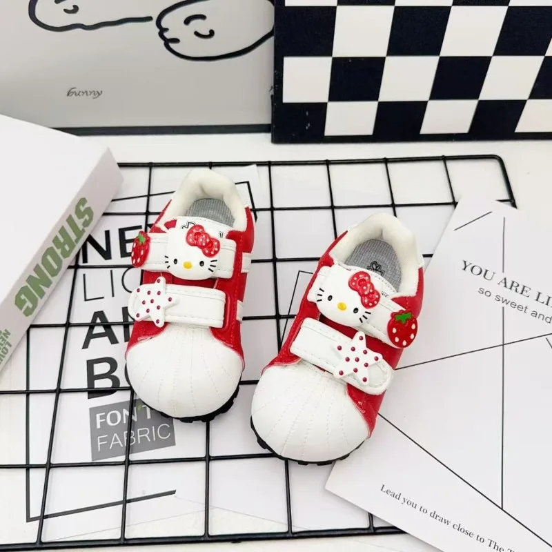 

Милые Hello Kitty аниме Kawaii Sanrio, милые туфли с подвеской, 2025 г., повседневные спортивные кроссовки с милыми героями мультфильмов, подарки на день рождения для детей