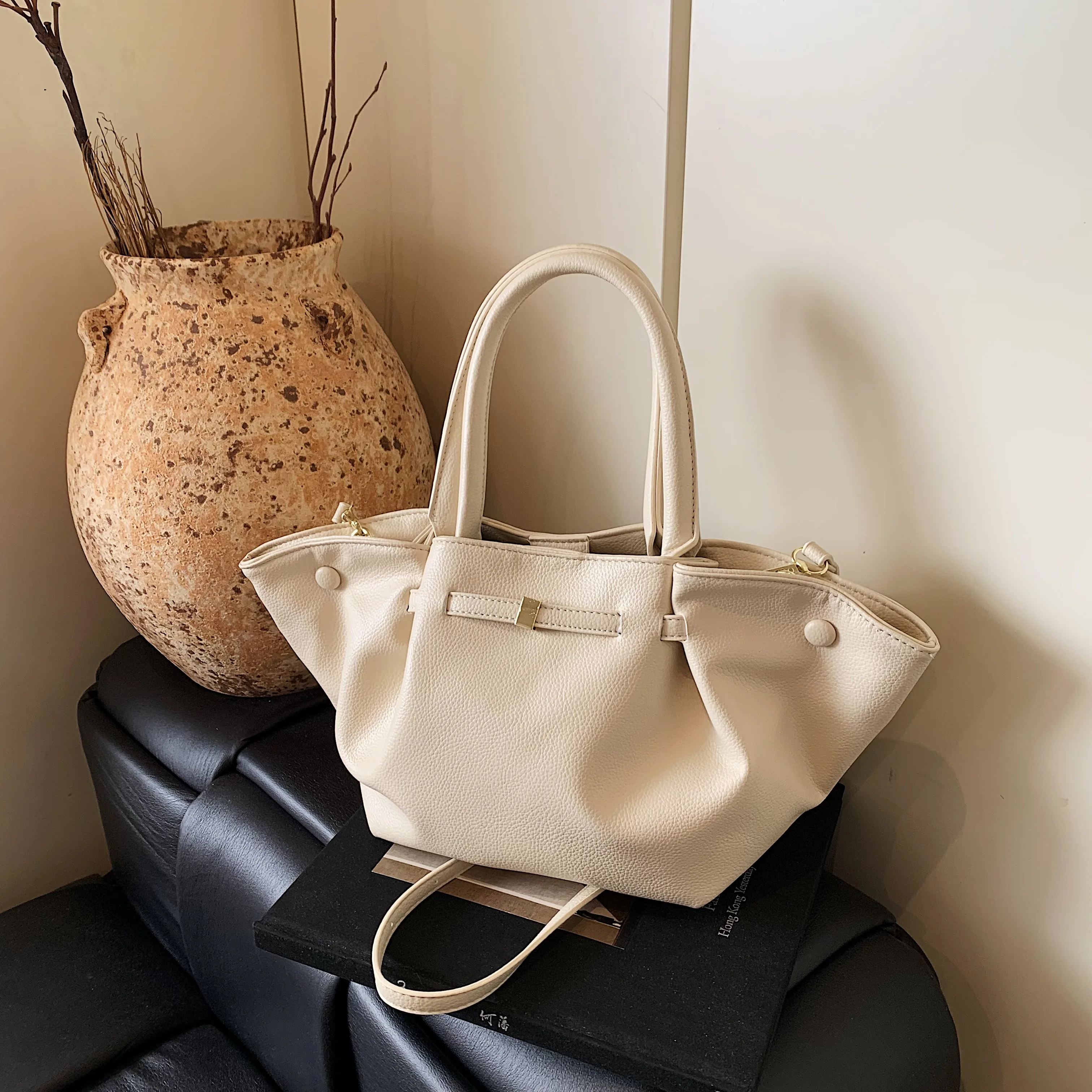 

Large capacity tote bag for women's high-end commuting, one shoulder dumpling bag