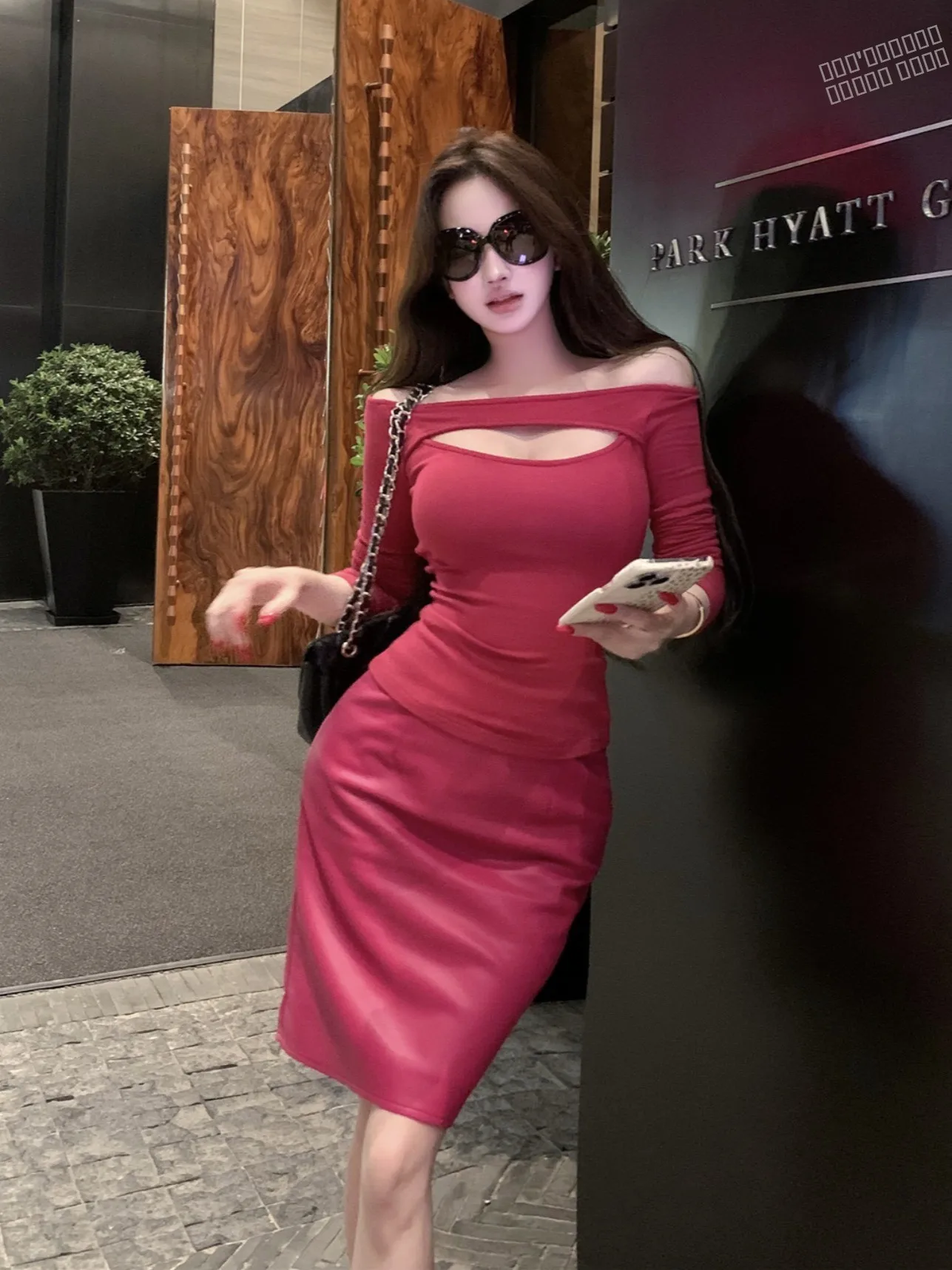 

Сексуальная футболка Pure Desirable на одно плечо, полая длинная футболка Све, утягивающая юбка из искусственной кожи с высокой талией, юбка с запахом, двухцветная...