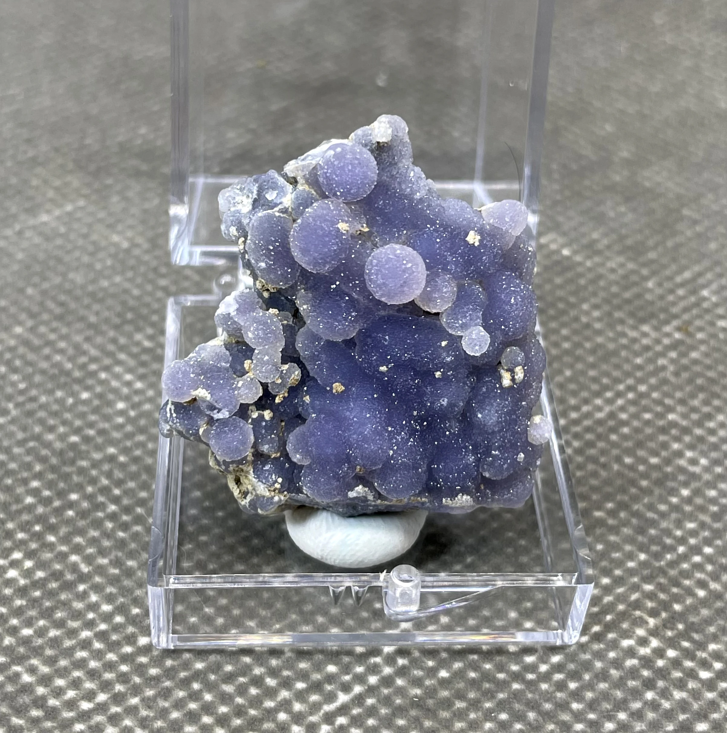 Best colour! 100% natural shiny Velvety light grape agate mineral specimen stones and crystals healing crystals + box size 3.4cm