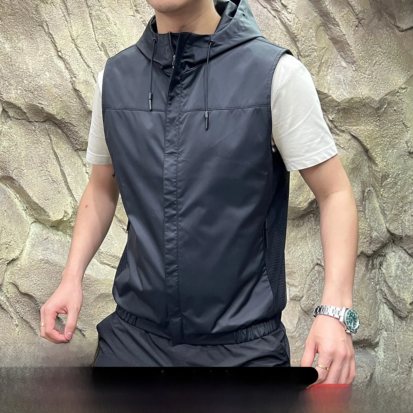 

Мужской дышащий жилет из ткани Memory Tech с капюшоном, итальянская роскошная линия, легкий уличный осенний жилет 2025 Faion Stand Fit
