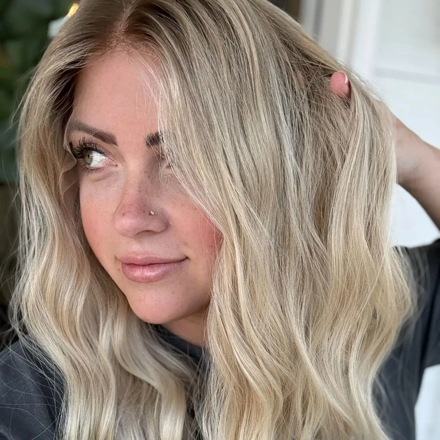 

Ombre Ash Blonde Natural Hair Wig Full Roots 22Inches Highlights Realistic Look Natural Hairline Synthetic Wigs Daily Party Used