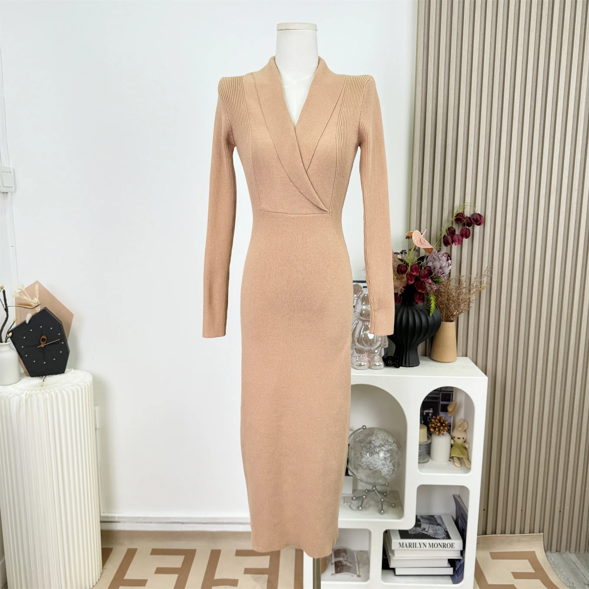 เดรสไหมพรมคอวีทรงเข้ารูป แขนยาว สำหรับผู้หญิง ฤดูใบไม้ร่วง ฤดูหนาว สไตล์สาวออฟฟิศ เซ็กซี่ เอวสูง เหมาะสำหรับงานกลางคืน รุ่น F321