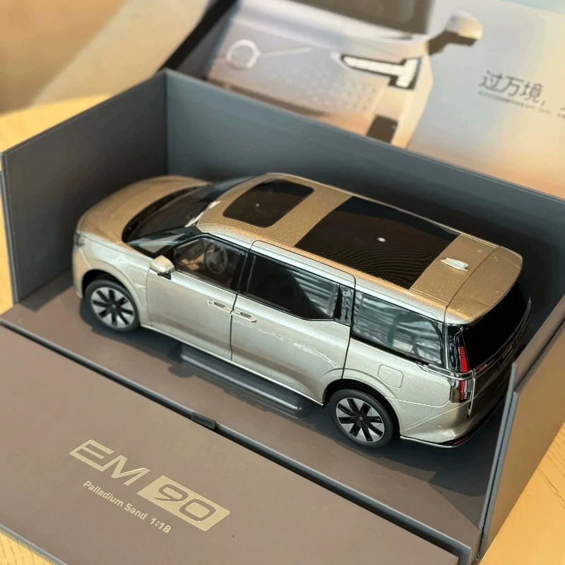 Modelo de coche de simulación de aleación EM90, decoración MPV, réplica de metal fundido a presión, regalo para niño, coleccionable para adultos, arena de paladio, 1:18