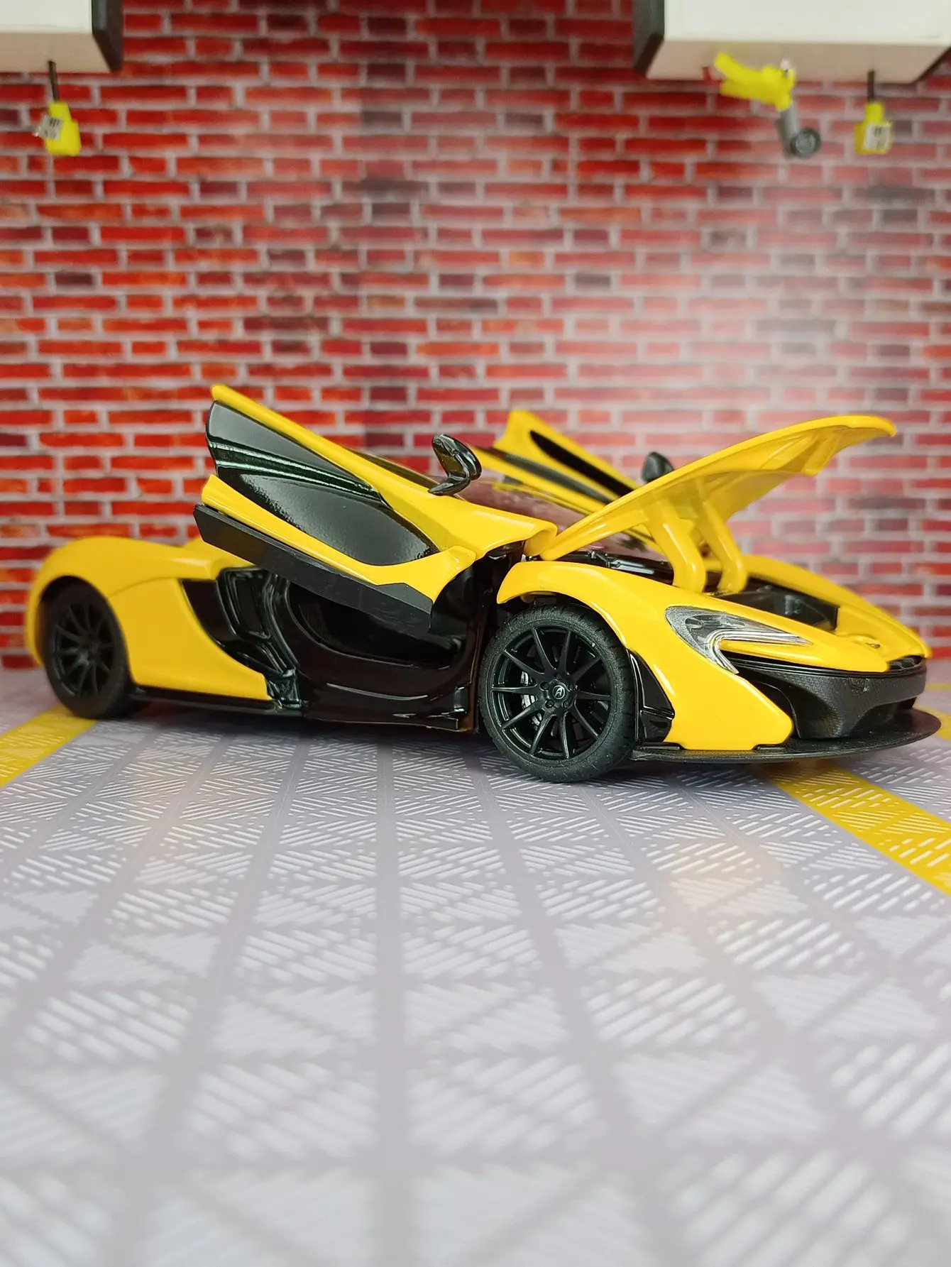 rastar 1:24 McLaren P1 legering supercar model voorwiel kan worden gedraaid en de deur en de kap kan worden geopend vakmanschap
