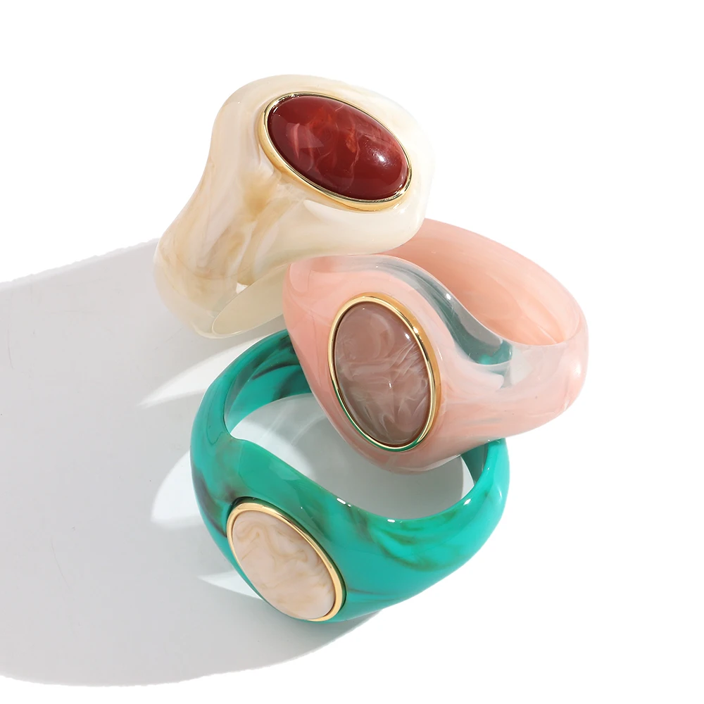 Vintage Harz-Armreifen in bunten, unregelmäßigen geometrischen Formen, neue breite Acryl-Armreifen mit Steinintarsien, einzigartiger Schmuck als Geschenk – Detail 7