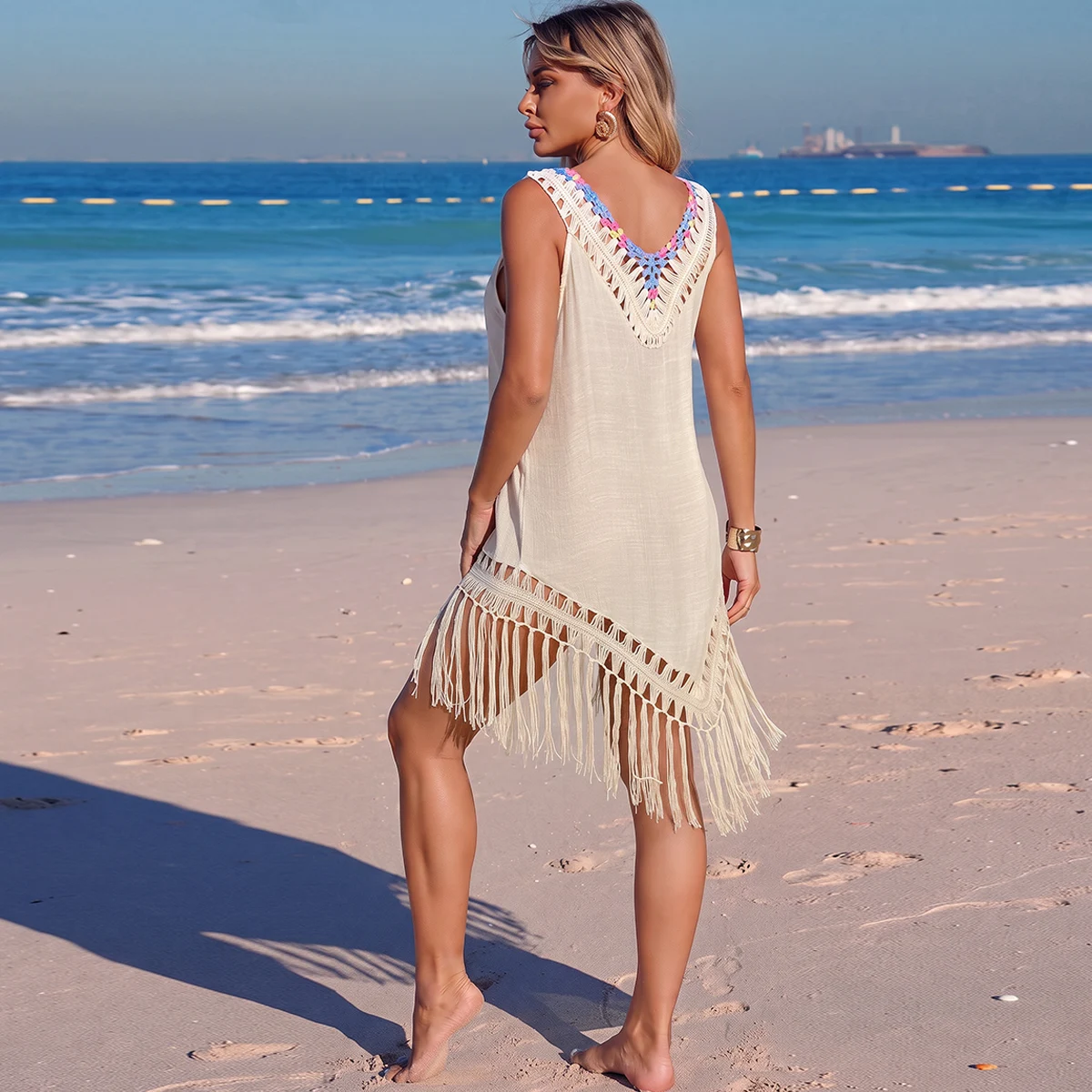 Handgefertigtes Patchwork-Kleid mit Fransenbesatz und lockerem Schnitt, farbenfroher Ausschnitt, leichtes, transparentes Strandkleid, modische Damen-Strandmode. – Detail 8