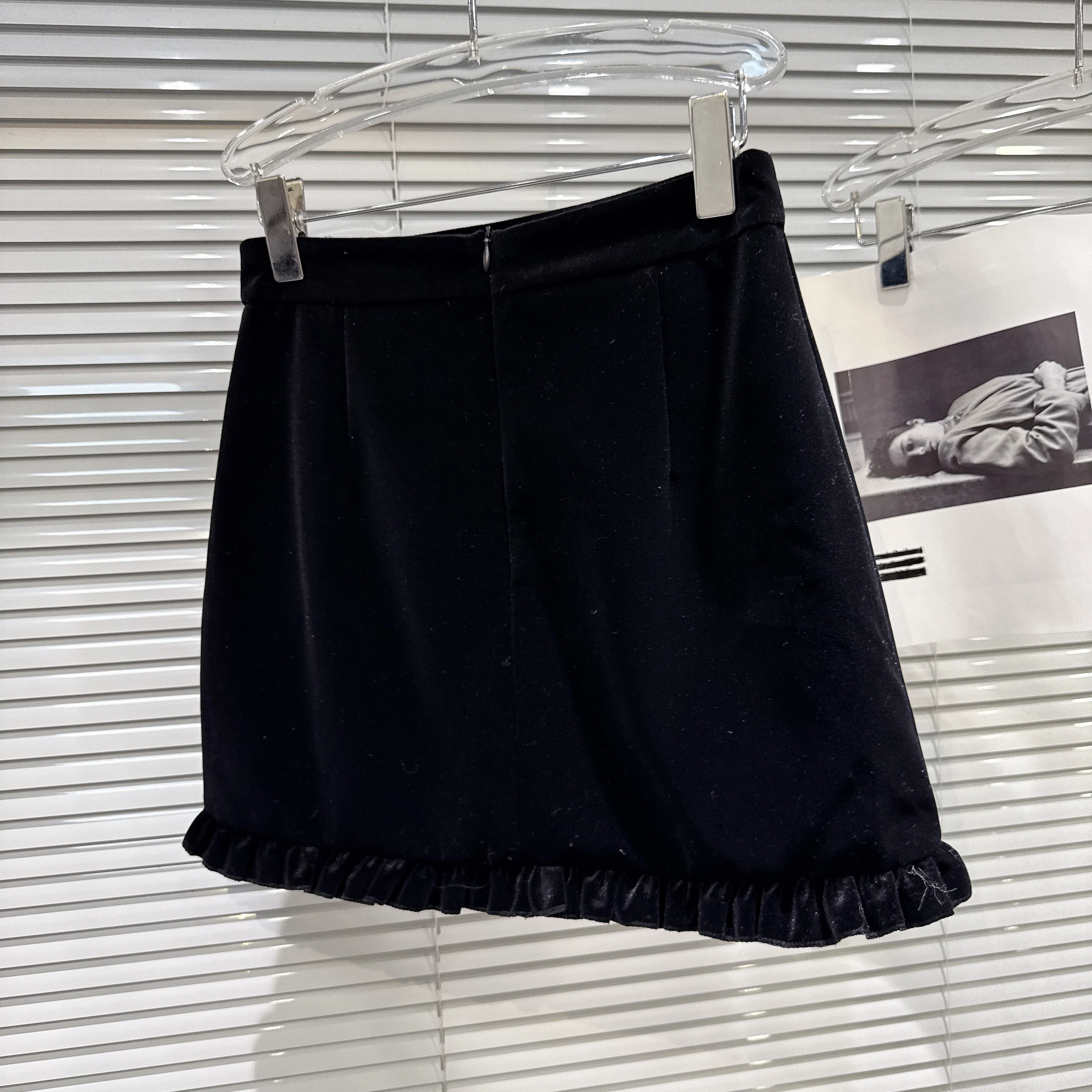 Rok Mini Beludru Hitam Serbaguna Model A-line Slim Fit Pinggang Tinggi Berhias Berlian Gaya Sosialita Prancis Elegan untuk Wanita