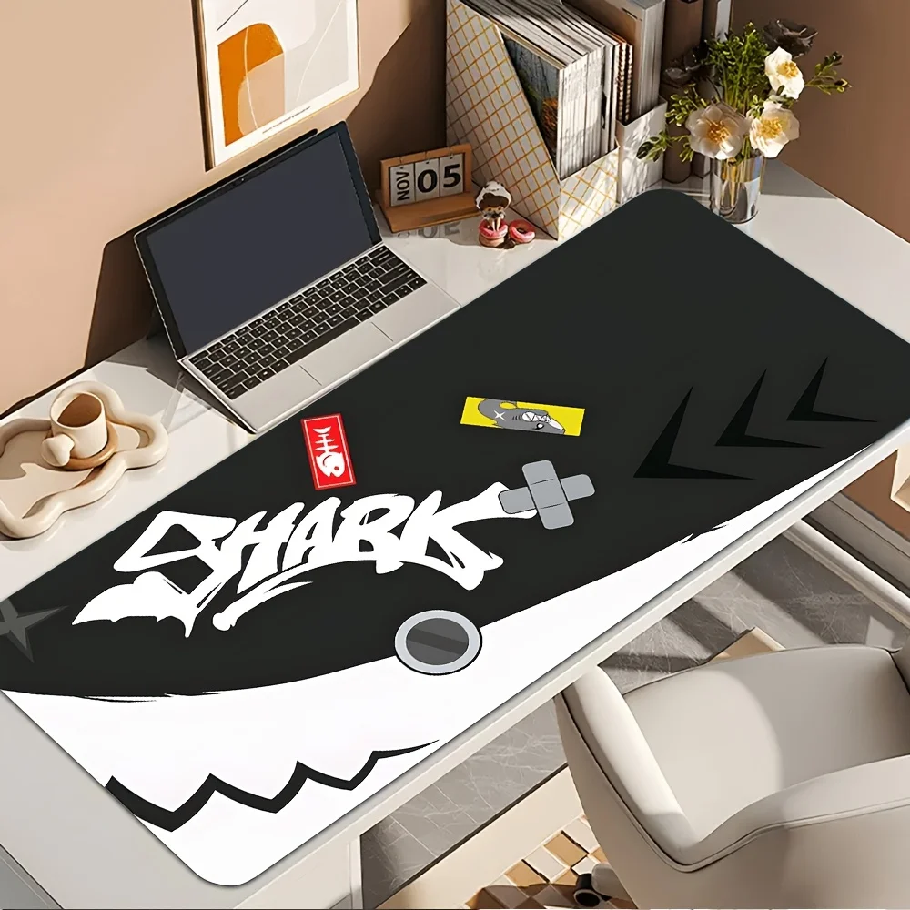 Tappetino da scrivania da gioco Ellen Joe Tail da 1 pezzo - Base in gomma antiscivolo, tappetino per computer con grafica Shark con design da gioco in bianco e nero - Lavabile