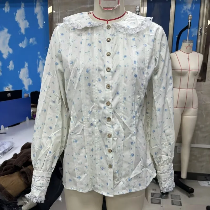 เสื้อเบลาส์ผู้หญิงน่ารัก คอปีเตอร์แพน แต่งระบายจีบ กระดุมผ่าหน้า ทรงสวิง สไตล์เบบี้ดอลล์ ยุค Y2K คลาสสิก แขนยาวพอง