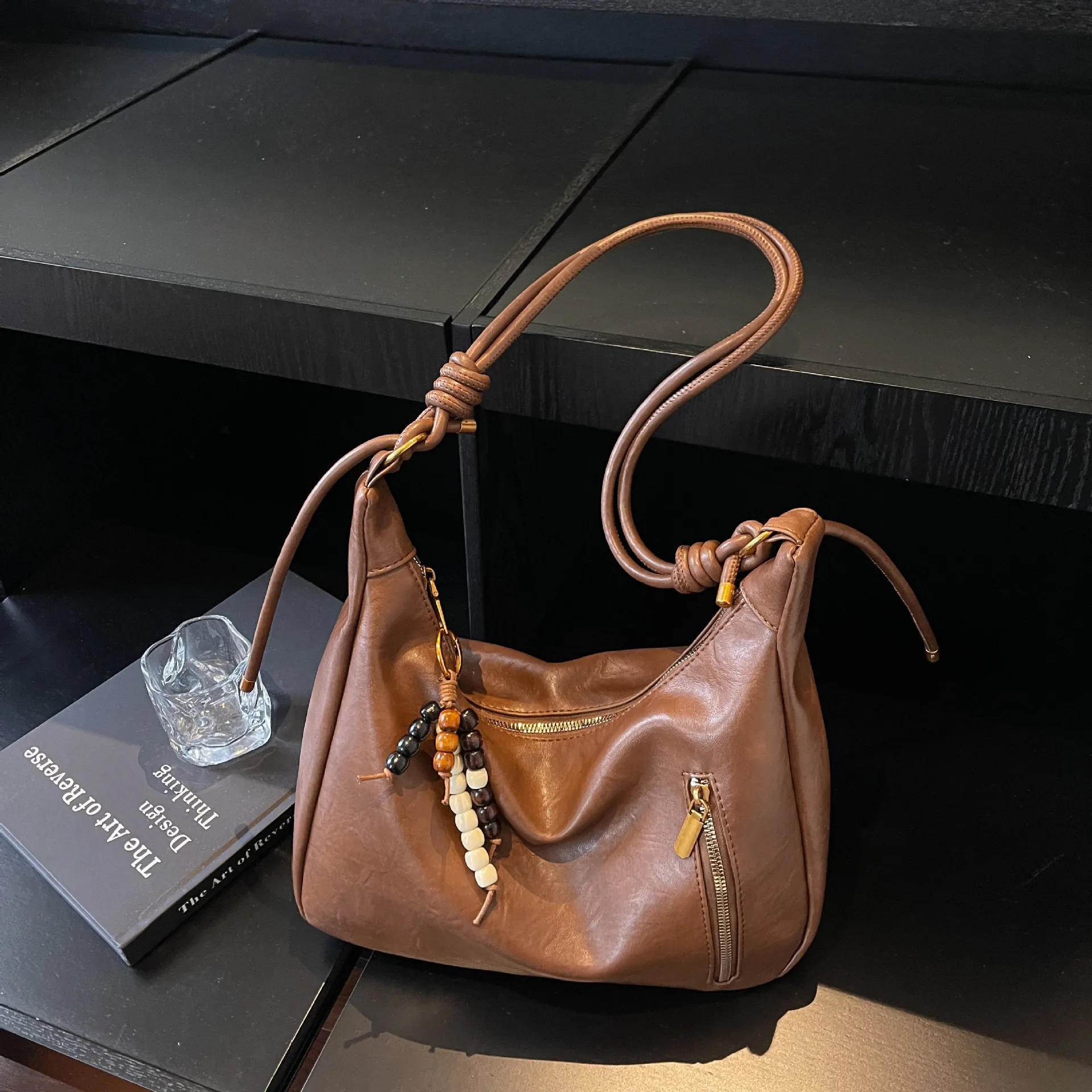 

Spacious Bucket Bag Minimalist Crossbody Tote for Women Vintage Shoulder Bag Fashion Commuter Purse Retro Large Capacity Bag​