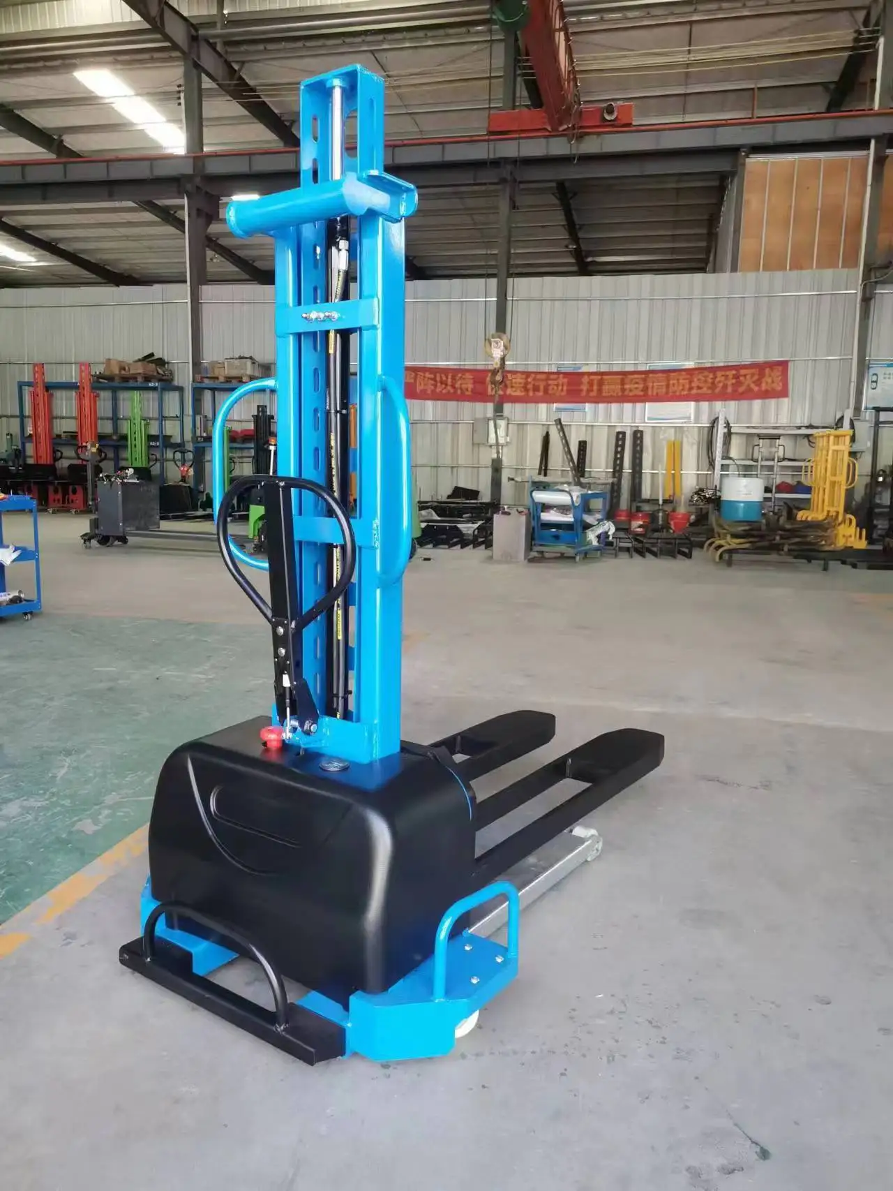 500kg 0.5 ton 1 ton, 0.7 ton self loading electric pallet stacker with a lifting height of 1.2 meters