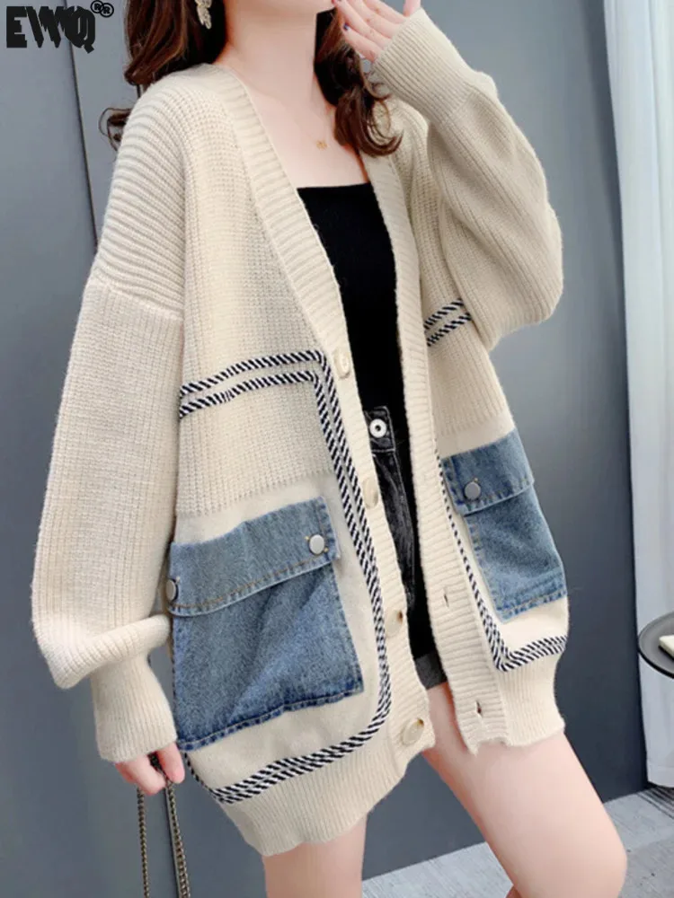 

[EWQ] Korean Loose Style V-neck Sweater Cardigan Spliced Denim Pockets Knitted Coats Women's Clothing 2024 Autumn New GZ592