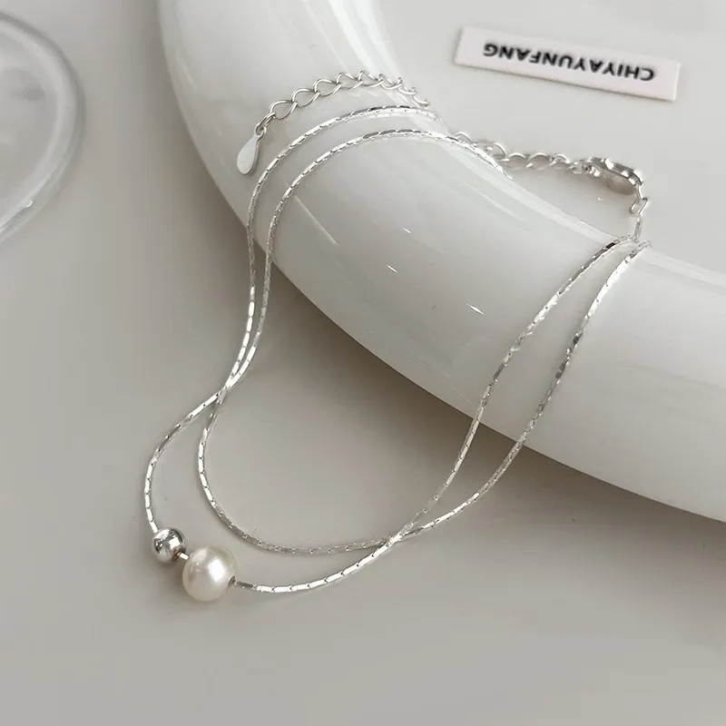 925 silver plated vermeil clavicle necklace featuring lustrous round mother-of-pearl pendant on delicate geometric verpea chain