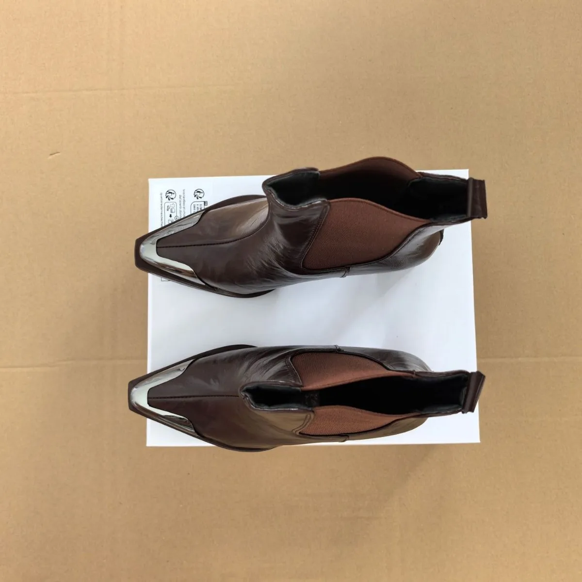 أحذية خريف وشتاء 2025 عصرية جديدة بمقدمة مدببة للنساء بكعب عالٍ وكعب سميك