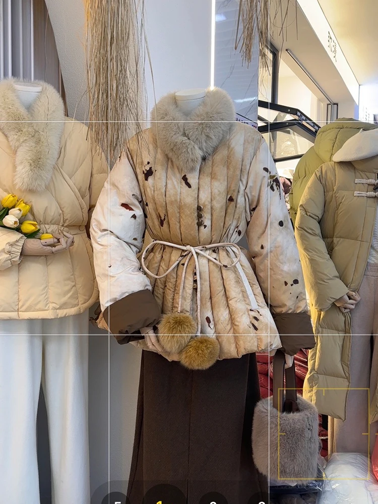 سترة متباينة جديدة على الطراز الصيني برباط على الخصر وياقة من فرو الثعلب الخيالي بتصميم كروي متوسط طويل من ريش البط الأبيض للنساء #4