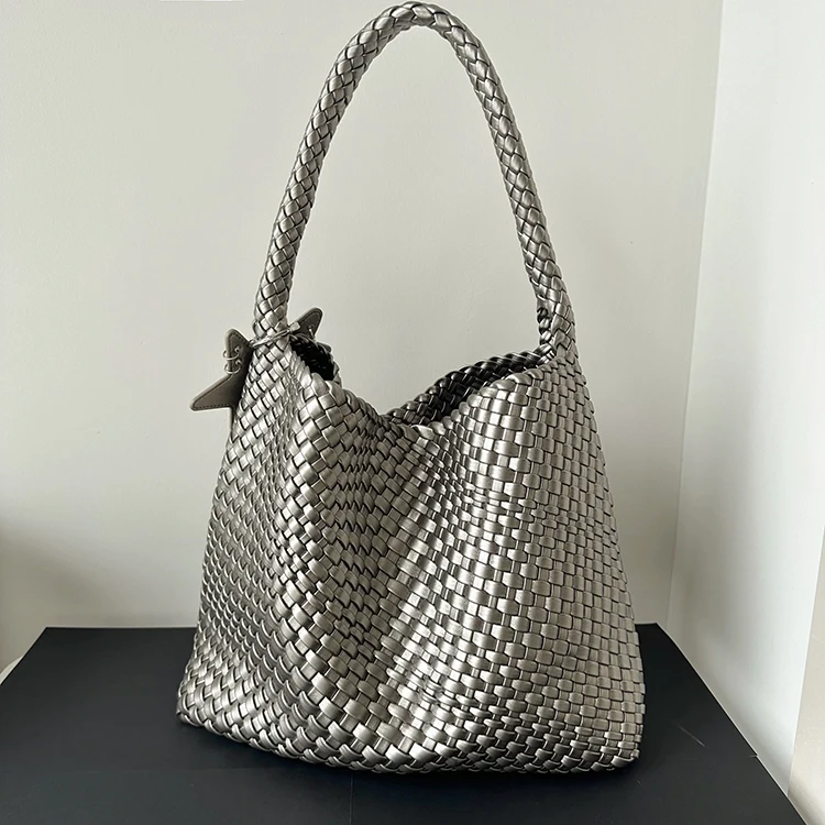 กระเป๋าโท้ทแบรนด์ดีไซเนอร์ ปี 2025 รุ่นใหม่ ทอมือ ความจุมาก กระเป๋าสะพายไหล่ทรงถัง สำหรับผู้หญิง