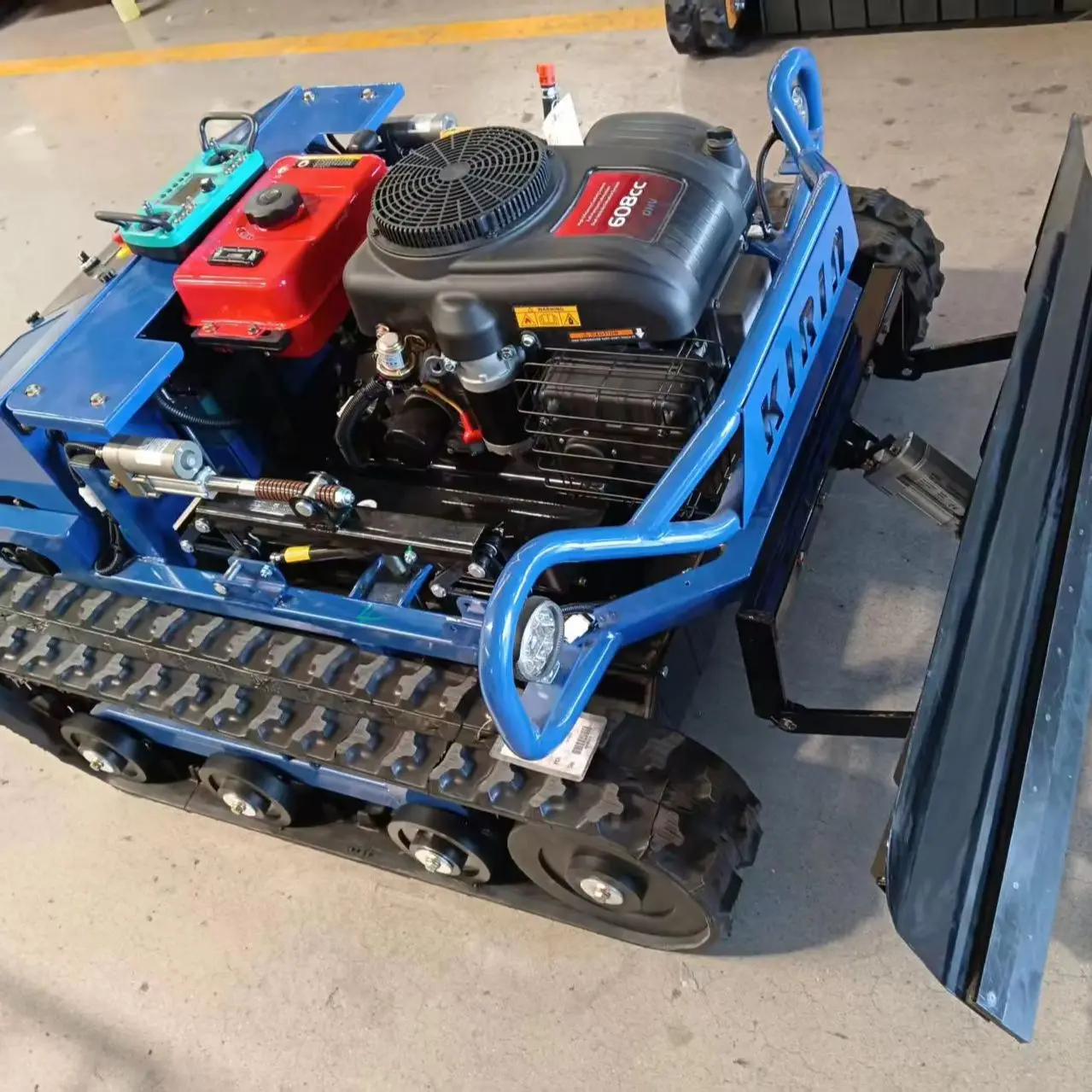 

Multifunctional 23HP Crawler Lawn Mower ZNW-800 Remote Control 800mm Cutting Width Grass Trimmer Equipped With Snow Shovel