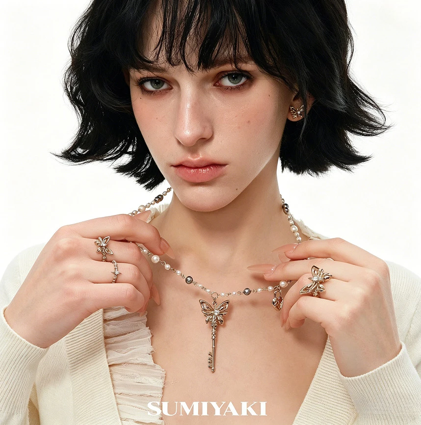 set-originale-sumiyaki-con-collana-lunga-a-strati-con-perle-e-farfalle-e-orecchini-a-perno