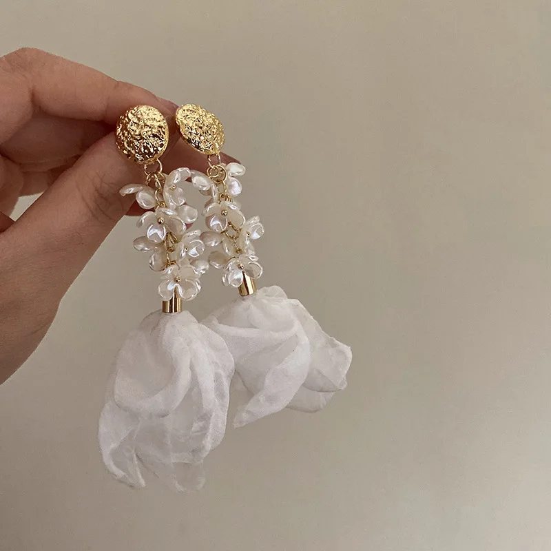 Orecchini di fiori di filato di perle d\'imitazione a goccia lunga per le donne colore crema bianco romantico nuovi gioielli di moda accessori per