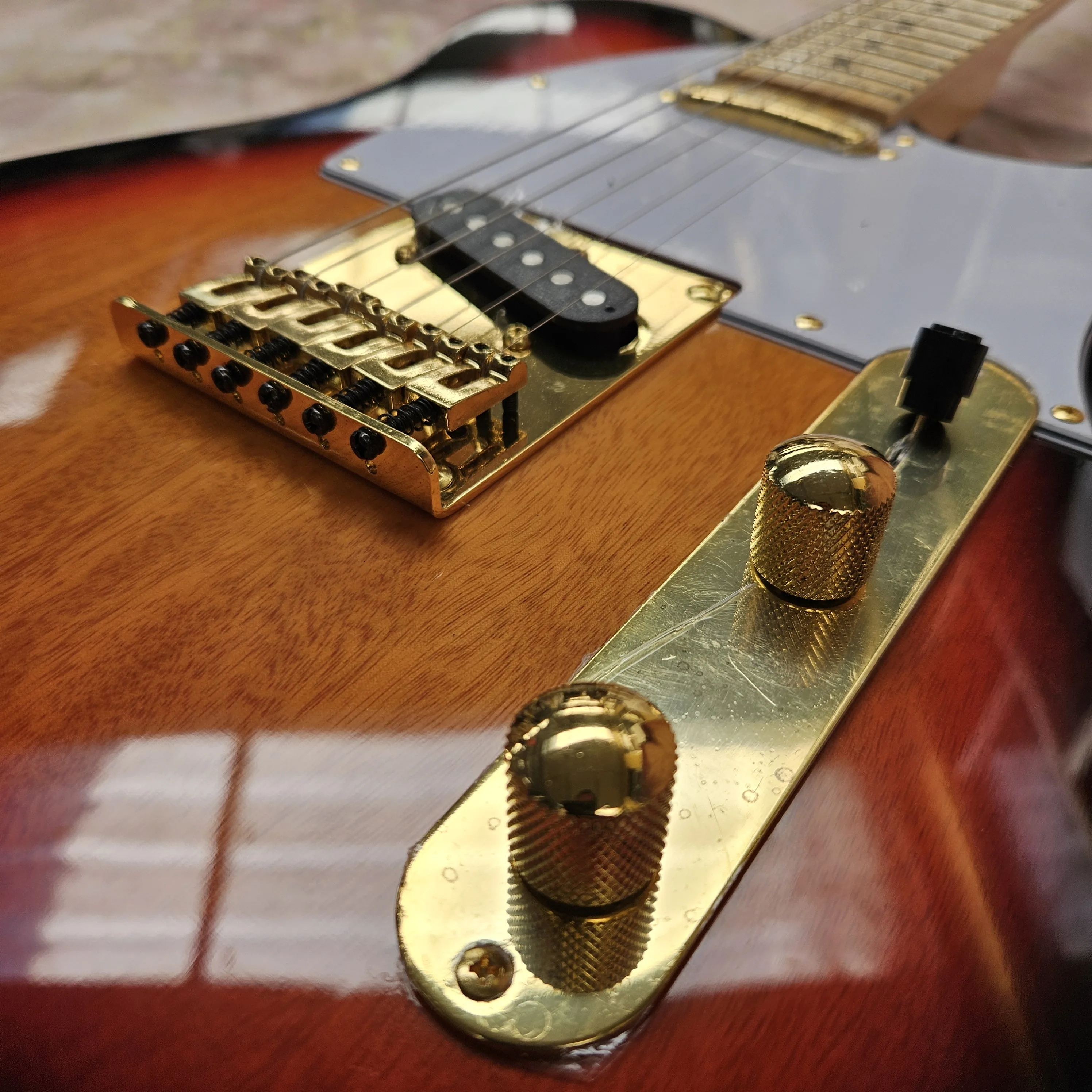 Sunburst Electric Guitar White Pickguard SS Single Coils Gold Hardware Maple Neck Fixed Bridge Country Rock Blues view 2