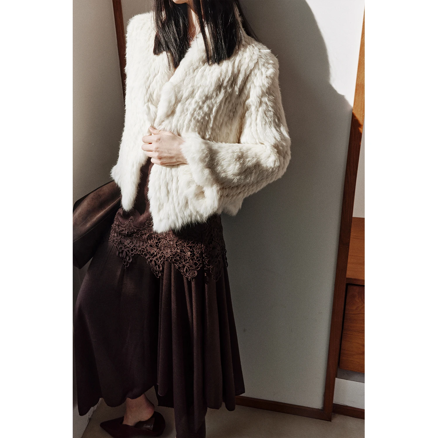Rosebanks Faionable ort Rabbit Fur Weave Leather Warmth Collar V-ne oulder-length Women's Coat for Winter Season