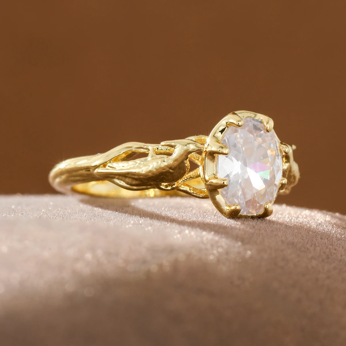 Luxurious double-wing vine pattern combined with artificial gemstone copper material women's party ring