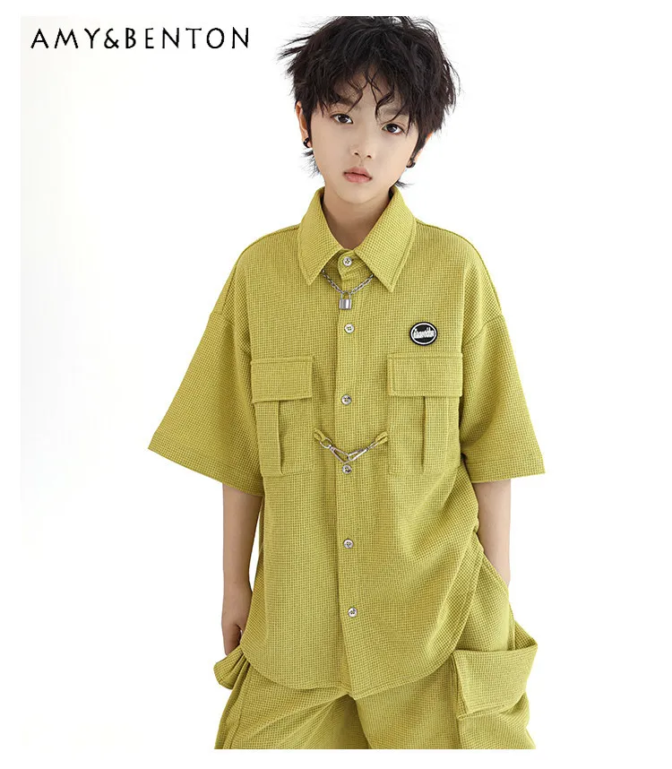 

Boys Summer New Fashion Dopamine Mustard Yellow Set Kids Cool American Vintage Hip-hop Waffle Knit Shirt and Workwear Shorts Set