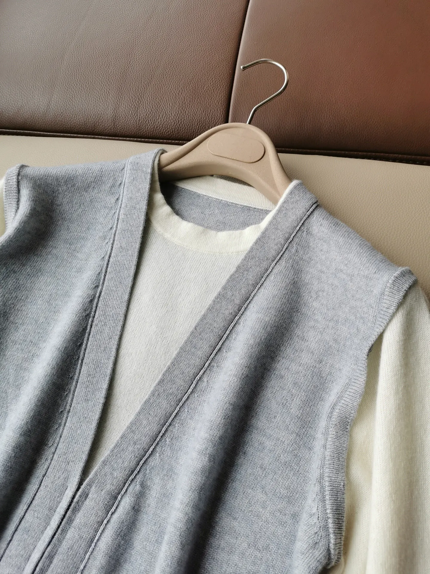 2026 Women's Autumn Winter New Cashmere Long Sleeved Round Neck Color Blocked Knitted Pullover Top