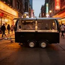 

Полностью оборудованный черный мобильный фудтрак с холодильником и раковиной для бизнеса по продаже кофе и закусок