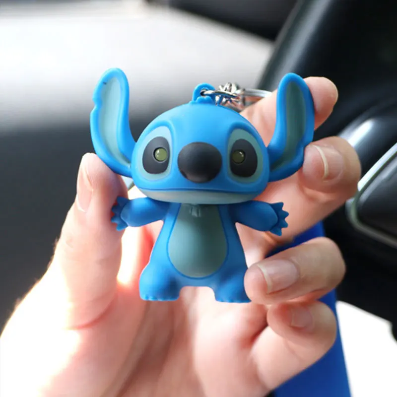 LLavero de coche de muñeca de dibujos animados de Lilo & Stitch, figura bonita de Disney, llavero luminoso y con sonido de Ángel, llavero con adornos colgantes para pareja