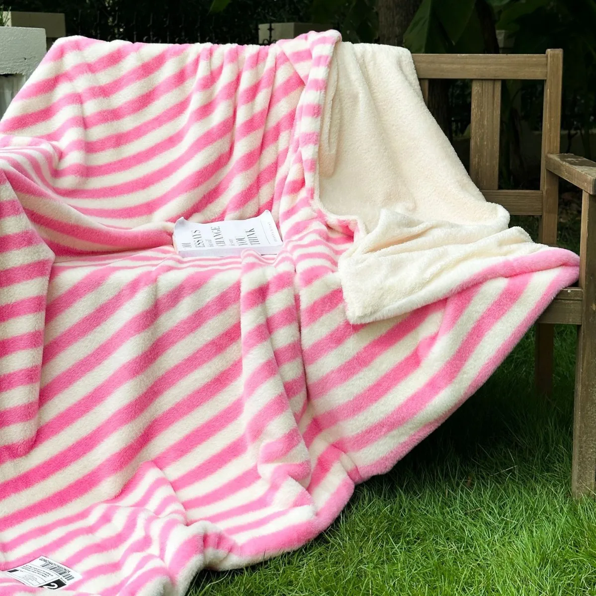 Retro Striped Thick Winter Warm Blanket for Bed Artificial Lamb Cashmere Blankets Soft Comfortable Warmth Quilt Comforter