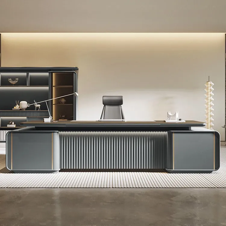 

Стол начальника просто, когда современный роскошный расписный стол и стул высокого класса.