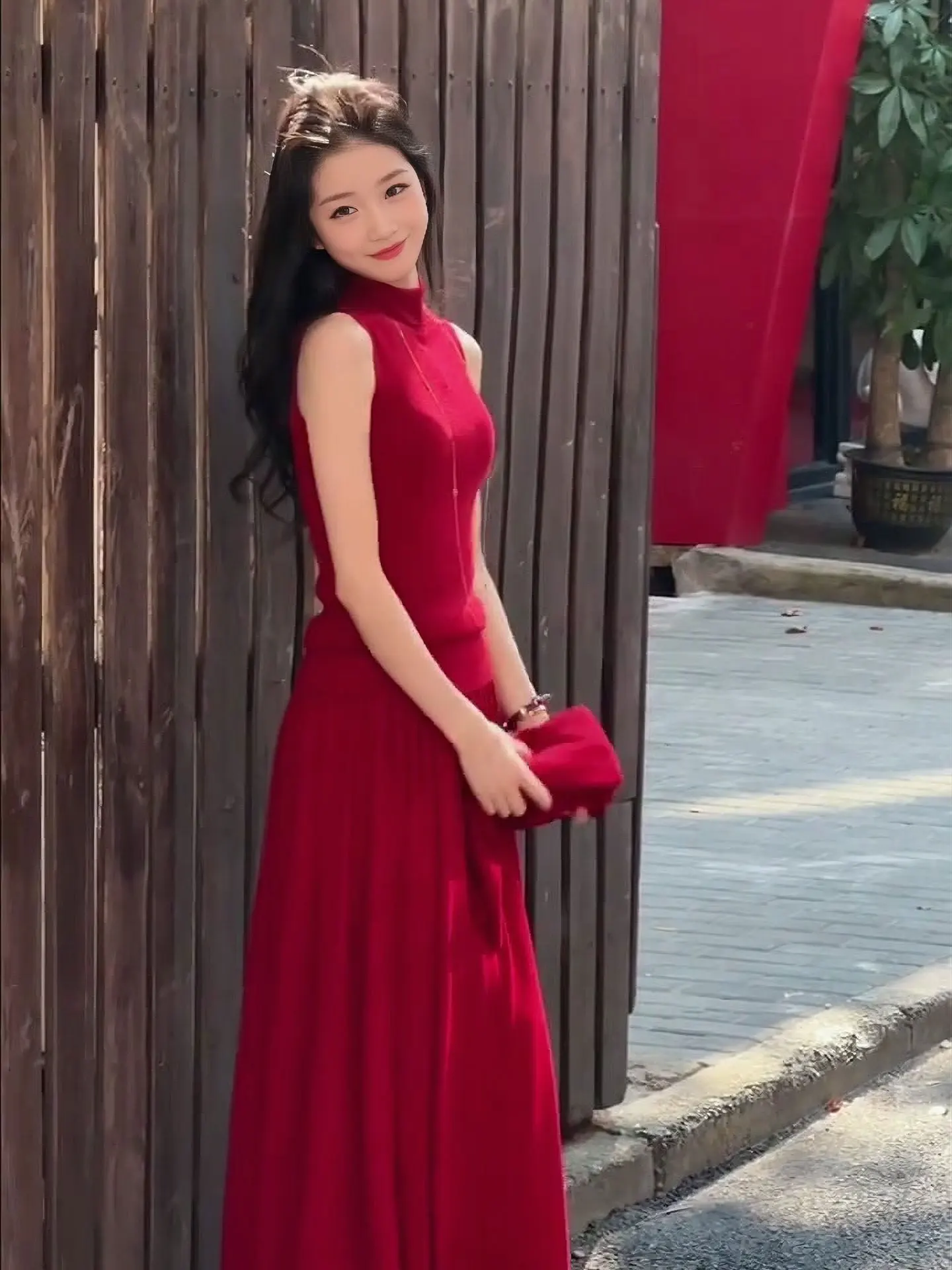 

Красный вязаный комплект из топа с высоким воротником и юбки, праздничный, для Нового года, в стиле китайского зодиака.