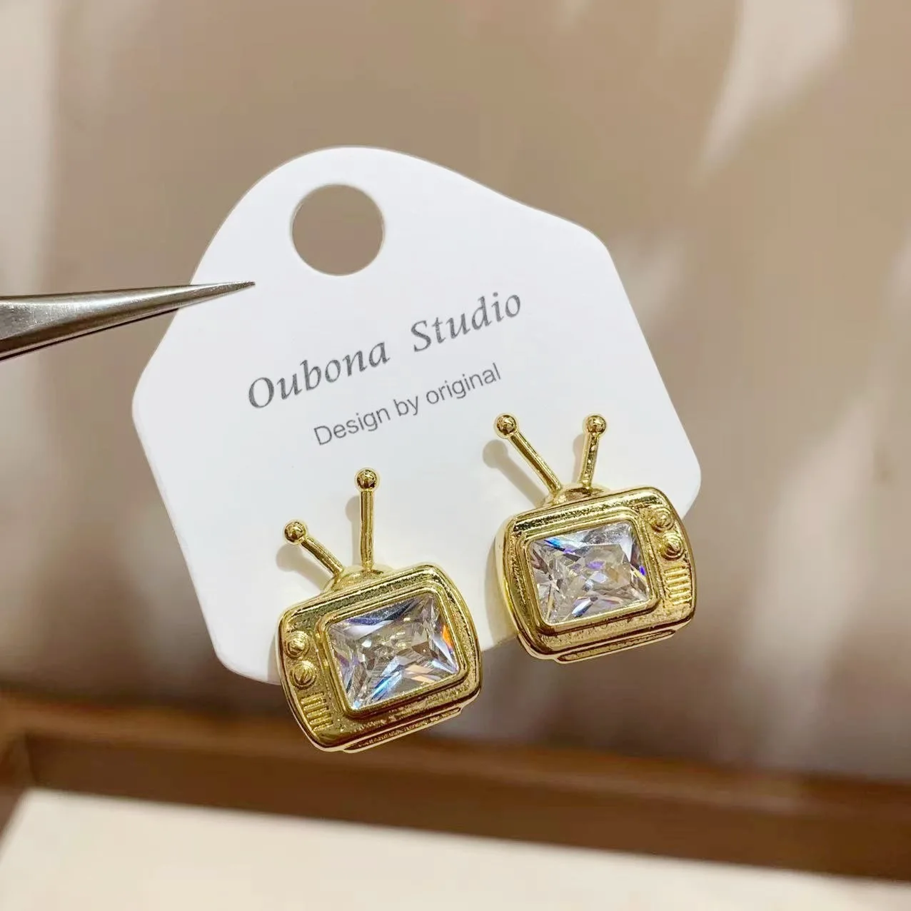 New Sight Design Luxury Zirconia TV Shaped Stud Earrings for Women Fashion Brand Brand Jewelry Crystal Square Earrings