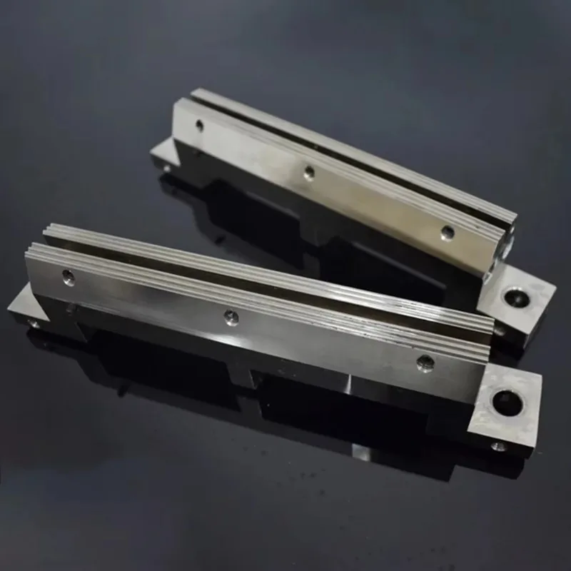 Horizontal packaging machine components with blade jaws for efficient sealing