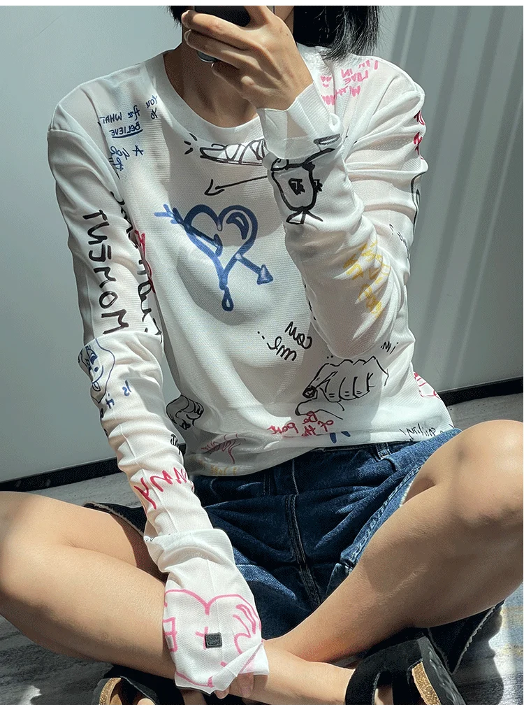 

Белая женская футболка с длинным рукавом и креативным принтом в виде сердца, базовая модель для повседневной носки