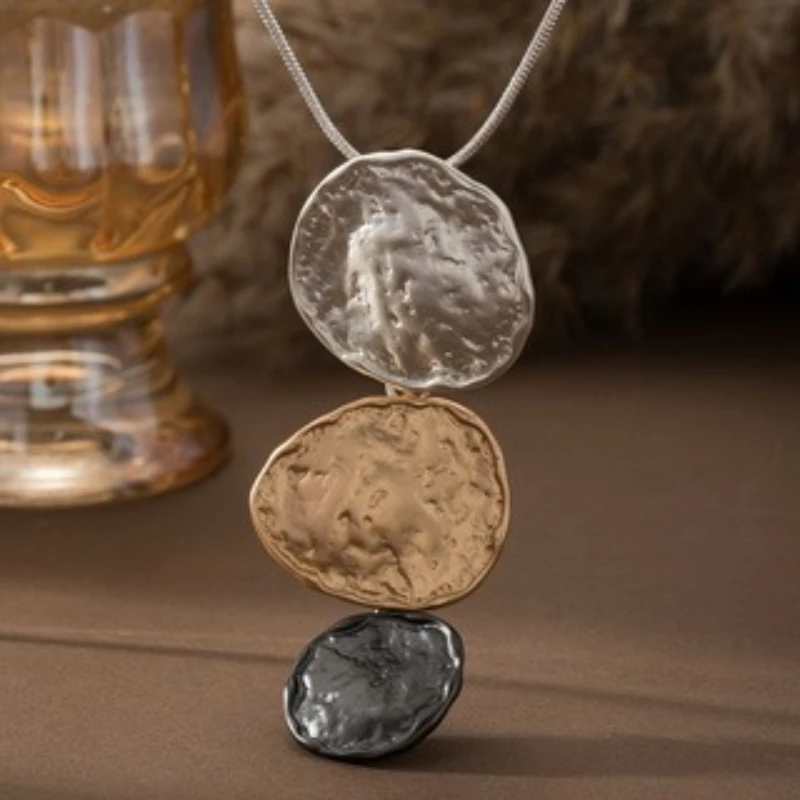 1-piece Three Color Irregular Circular Pendant Necklace, Elegant and Stylish for Women, Suitable for Daily Jewelry and Gifts