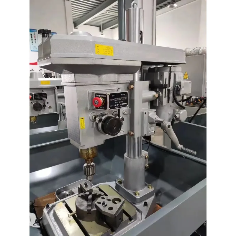 آلة التنصت الأوتوماتيكية عالية الدقة آلة الحفر والتنصت الكهربائية على سطح الطاولة المستخدمة في معالجة المعادن