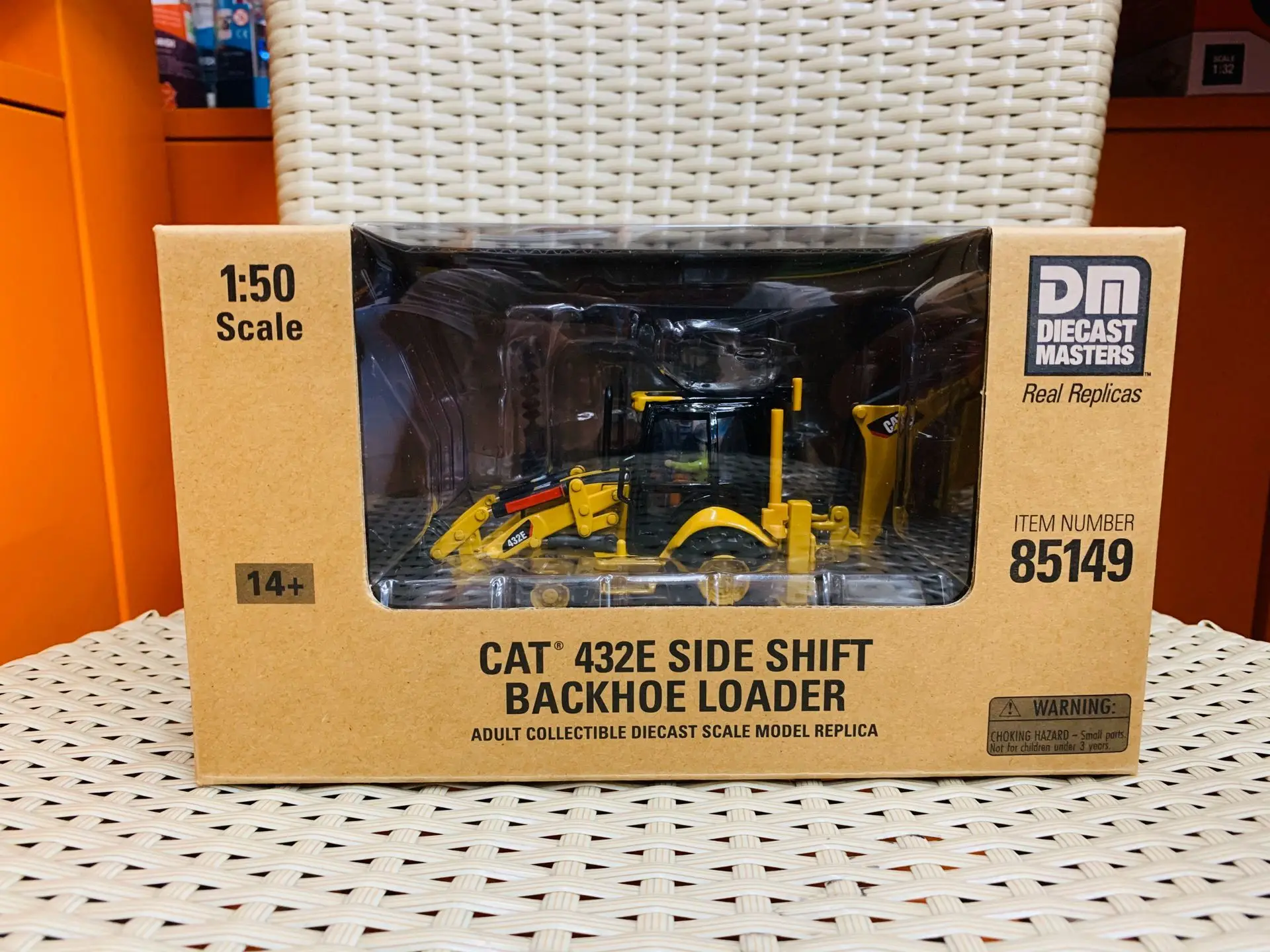 432E Side Shift Backhoe Loader 1/50 Scale DieCast Masters DM85149