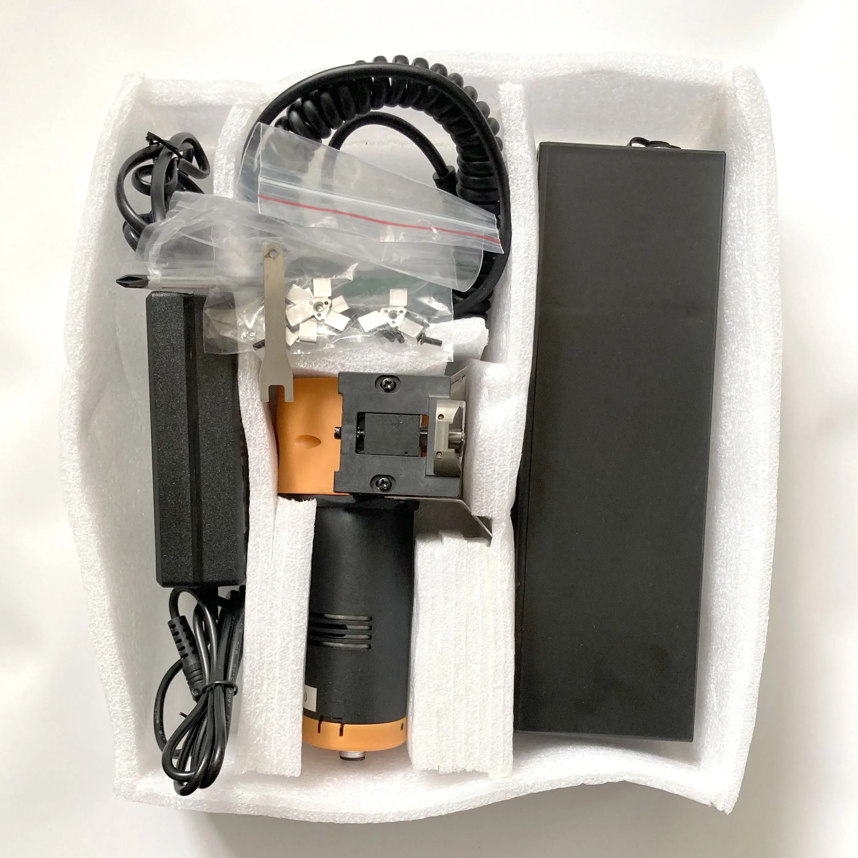 

Электрический станок для нарезания резины дерева. Аккумуляторная втулка. Бесщеточный резьбовой станок с приводом от двигателя. Нарезнание дерева.