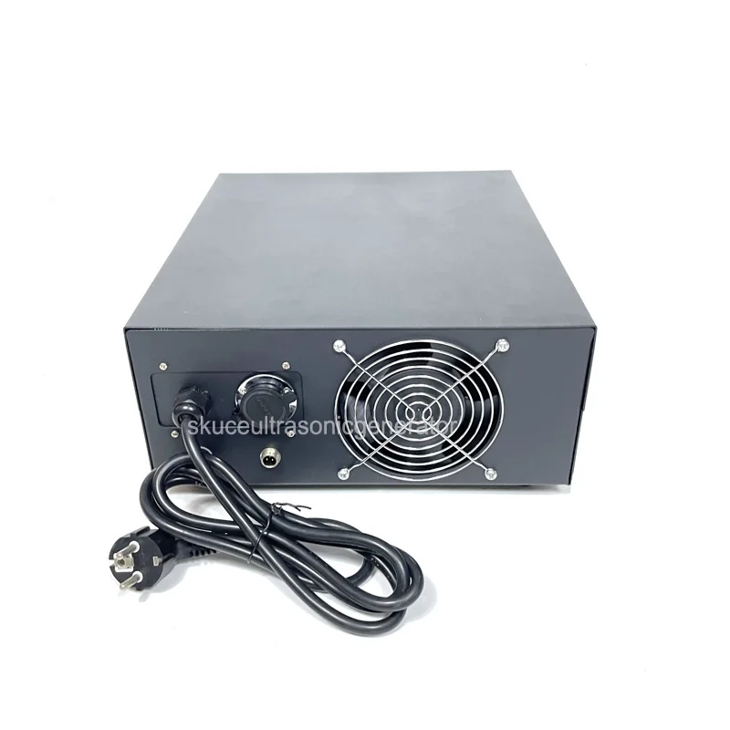 مولد آلة التنظيف بالموجات فوق الصوتية الرقمية 1500 وات 17 كيلو هرتز إلى 40 كيلو هرتز اختياري