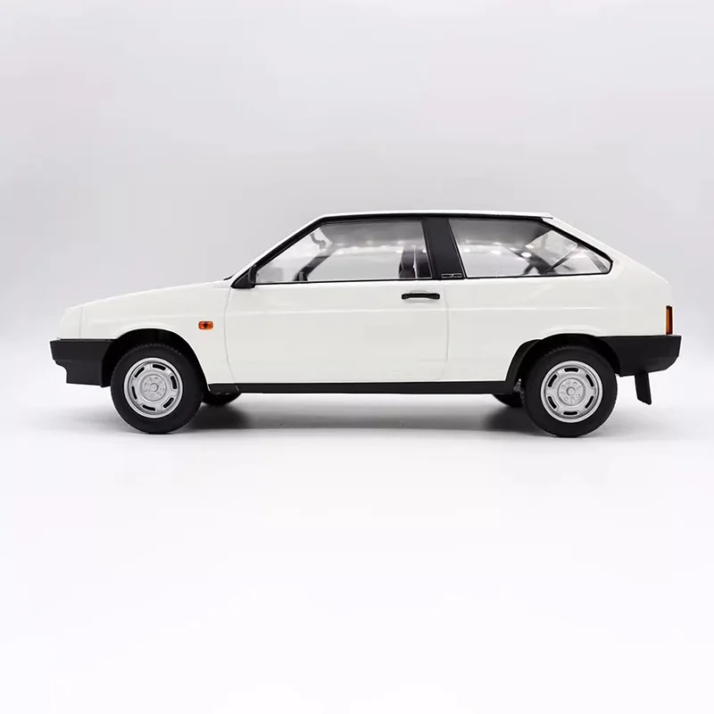 Skala 1/18 LADA 2108 SAMARA 1989 Klasyczny aluminiowy model samochodu do ciągnięcia Kolekcja Ozdoby Pojazd Zabawka