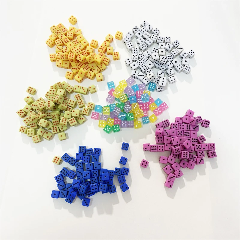 100 Pz 5*5*5mm Mini D6 Acrilico Gaming Punto Ad Angolo Retto Dadi Standard Cubo a Sei Facce Per accessori del Gioco Da Tavolo