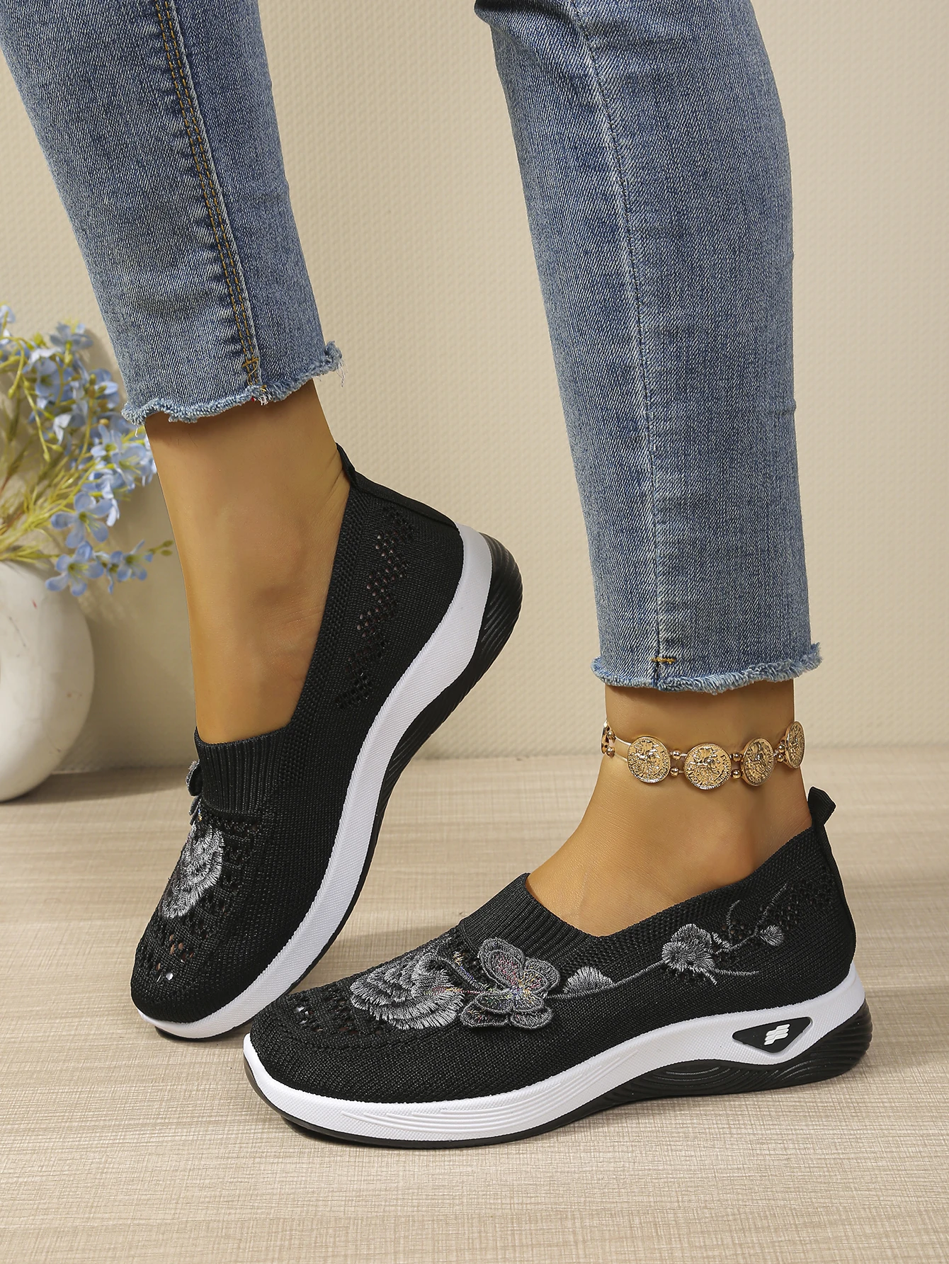 Weiche Damen-Sandalen mit geschlossener Zehenpartie, Blumenstickerei, hohles Netzgewebe, zum Hineinschlüpfen, Keilabsatz, ultraleicht, für den täglichen Spaziergang, Damenschuhe – Detail 3