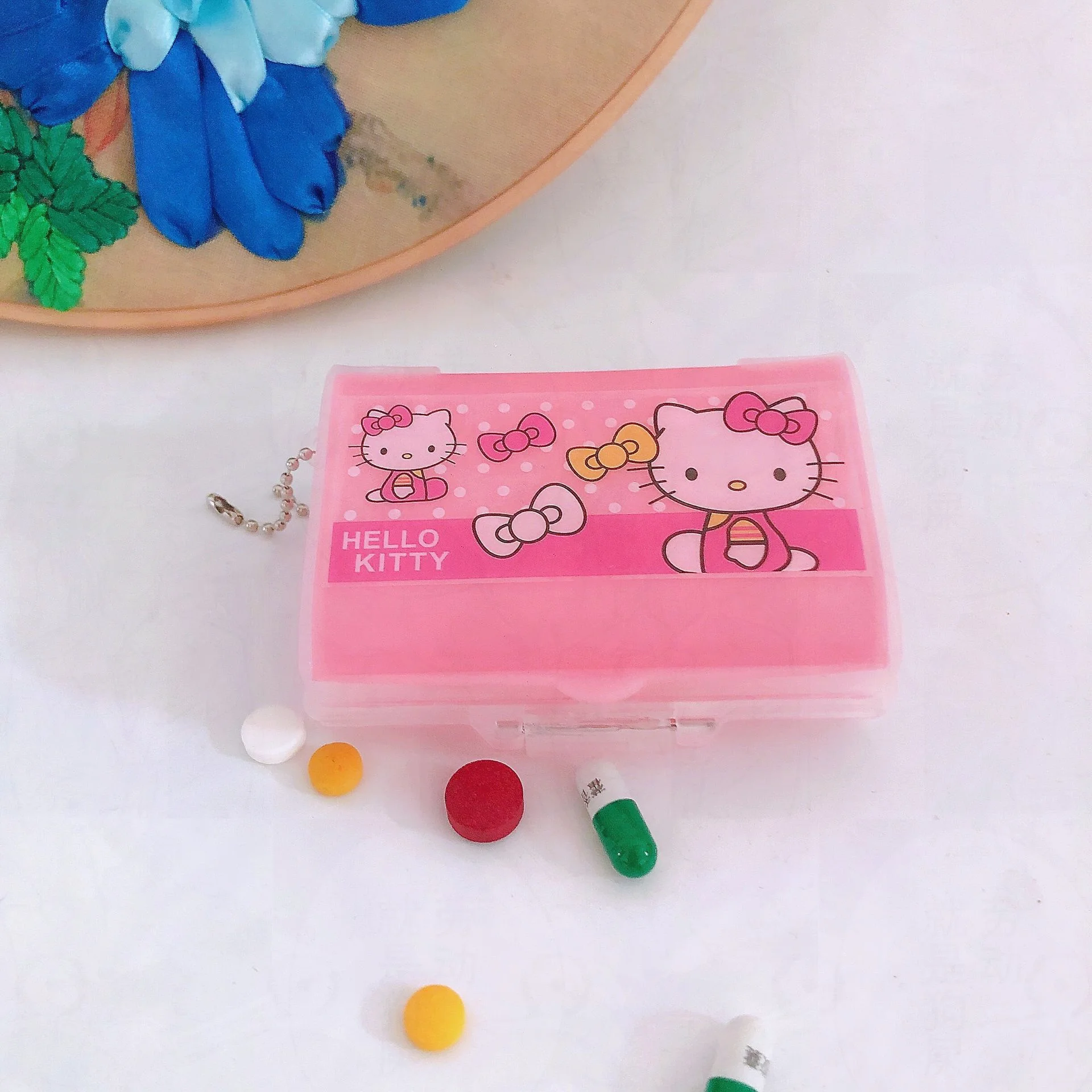 Sanrio-Kawaii Olá Kitty Caixa De Comprimidos Portátil, Sete Compartimento, KT Gato De Armazenamento, Viagem, Dupla Camada, Caixa De Remédios,