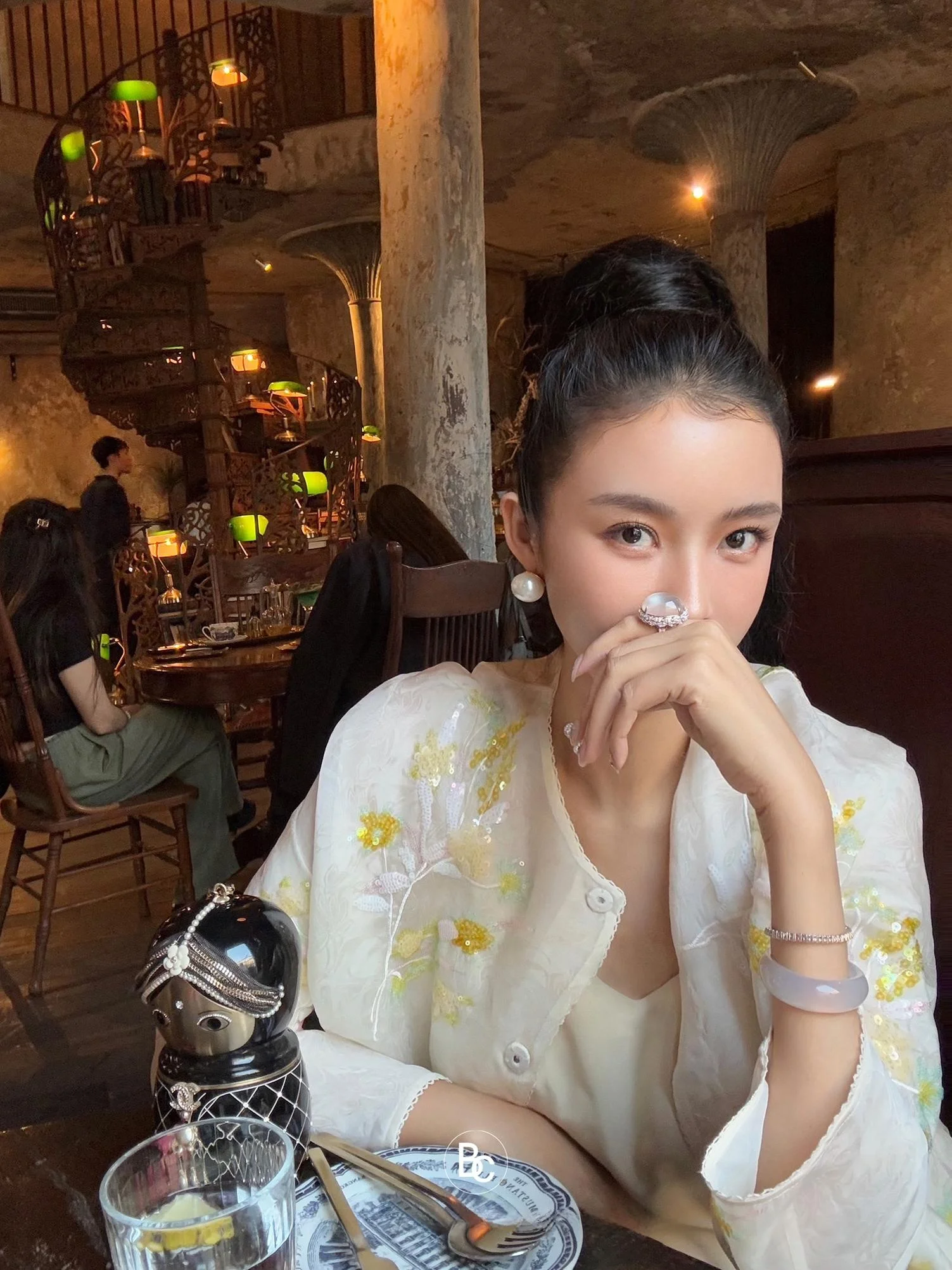 

Шелковая вышитая блузка Betchow с белыми блестками, в китайском ретро-стиле, дышащая, удобная, с длинными рукавами, для женщин.