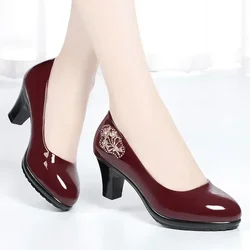 Décolleté da donna con tacco quadrato in pelle PU nera con punta tonda alla moda europea carina Lady Casual vino rosso Comfort scarpe con tacco estivo E6960