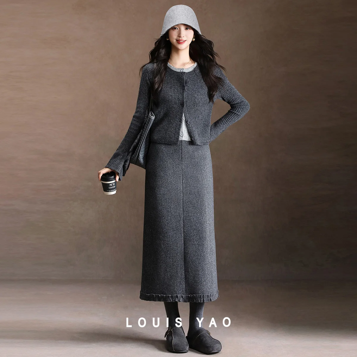 กระโปรงทรงเอเอวสูง แบรนด์ LOUIS YAO รุ่นแฟชั่นฤดูหนาว 2025 ดีไซน์หวานประกายระยิบระยับ ยาว ทรงรัดรูป  กระโปรงผ่าข้างอเนกประสงค์สำหรับผู้หญิง