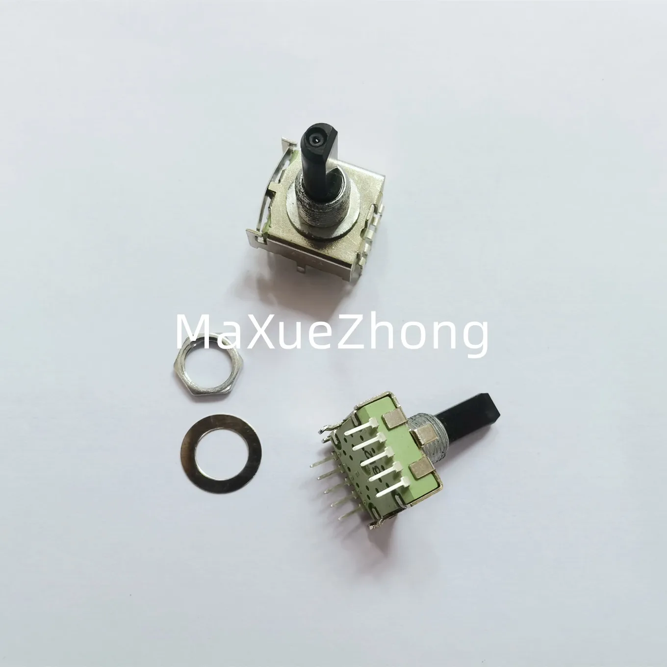 

Original new 100% SR1712F rotary band switch 1-pole 4-gear shaft length 20MM